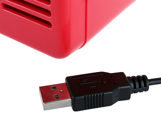 Illustration for article titled USB Mini Fridge Chills Drinks Fast Right at Your Desk